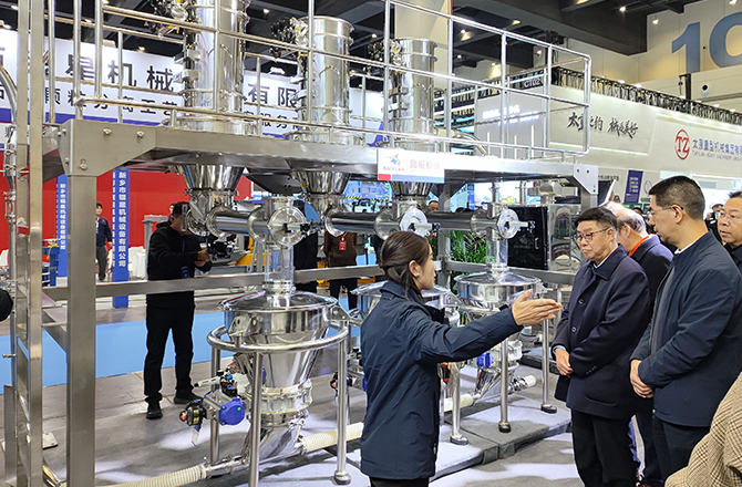 高服以“智能篩分系統(tǒng)+防爆解決方案”雙引擎驅(qū)動(dòng)制造業(yè)升級(jí)，獲工信部領(lǐng)導(dǎo)現(xiàn)場(chǎng)點(diǎn)贊